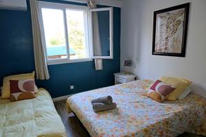 Une chambre avec un grand lit en 140cm et un lit simple en 90cm