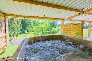 Espace bien-être : bain nordique avec eau chauffée à 38°C et douche extérieure. crédit photo Thibaut Schenkel