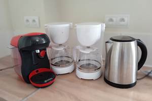 1 bouilloire, 2cafetières filtre, 1 machine à dosette de type Tassimo