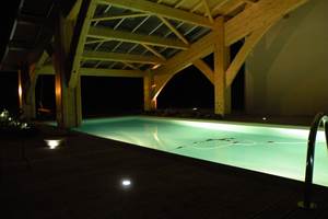 Vue de nuit de la piscine chauffée