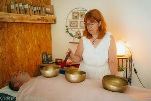 les vibrations des bols tibétains posés sur votre corps aident à retrouver une harmonie intérieure et à apaiser les tensions et le stress
