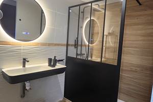 Salle de bain de la chambre V, avec son sèche serviette
