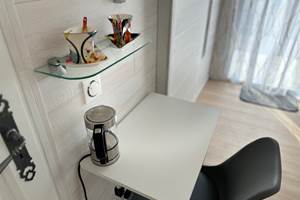 bureau-machine-a-cafe-etagere-deco-chambre-gabriel_mas-des-anges_soussans-margaux