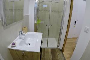 La salle de douche de la Chambre Océane