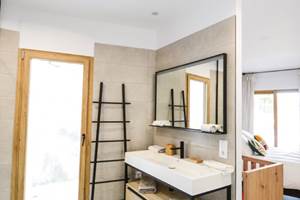 Rez-de-chaussée : Belle Salle d'eau attenante, avec WC en accès direct au jardin et à la buanderie.