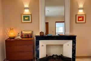 CHAMBRE JAUNE 1ER E´TAGE chemine´e-commode MF
