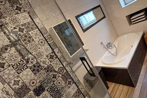 Salle de bain 1: Un douche, 1 baignoire, 1 lavabo.