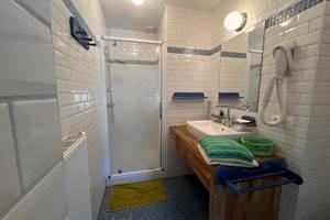 Douche Lavabo WC  privée pour la chambre Blanche