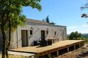 Entrée par la terrasse en bois