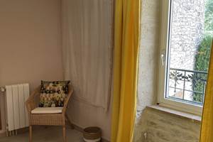 CHAMBRE JAUNE 1ER E´TAGE fauteuil-fene^tre MF