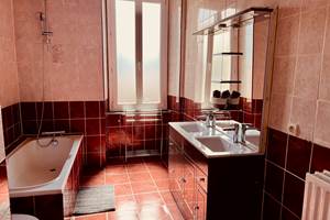 salle de bain avec baignoire