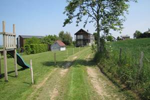 maison vue arrière de loin du jardin et jardin d'enfants