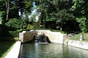 BUFFET D'EAU DEVANT L'ENTREE DU CHATEAU