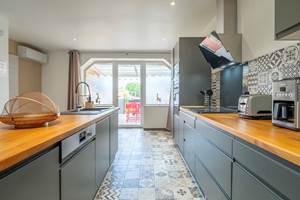 cuisine-plan-travail-bois-moderne-gite-olonzac