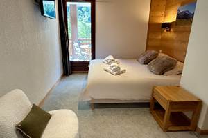 Chambre parentale avec salle de bain (largeur 160, literie neuve)