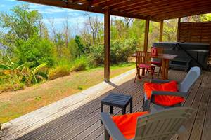 Terrasse couverte avec espace détente et vue sur le jardin