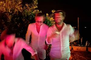 ambiance festive autour de la piscine