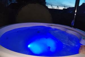 Spa nordique avec hydromassage et lumières led pour profiter en soirée