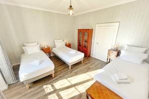 La Maison Voyage 41 - vue ensemble armoire chambre trois personnes - Suite Familiale Magie