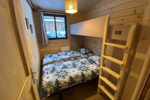 Chambre avec deux lits simple et un lit à étage