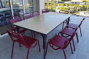 Table à manger sur terrasse proche piscine villa Super Cannes