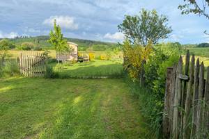 Les terres de la chouette, parking proche de la roulotte.