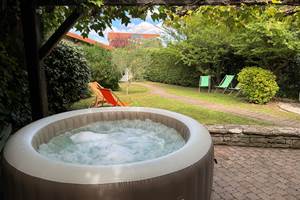 jardin-jacuzzi-maison-vacances-nature-charly-region-lyon