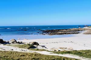Depuis les Chalets de Kerescar à Plouarzel, l’île Ségal et le GR34 accessibles à 150 m invitent aux balades nature en Bretagne