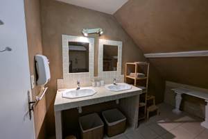 salle-bain-saisonnee-gite-panoramique-double-vasques-famille-centres-aveyron.jpg