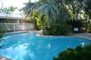 PISCINE AU MILIEU D'UNE VEGETATION TROPICALE