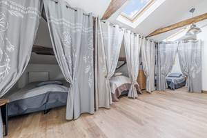 chambre dortoir 4 personnes à l'étage, climatisée, avec 2 lits en 120cm et 1 lit électrique en 140cm.