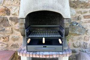 Barbecue fixe dans jardin
