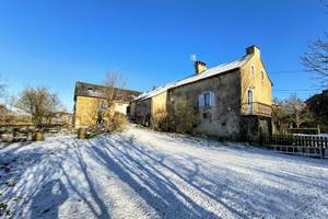 maison-hotes-saisonnee-exterieur-neige-hiver-centres-aveyron.jpg