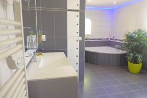 Chambre supérieure salle de bain