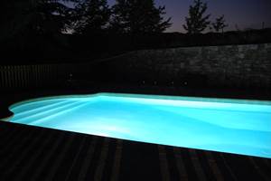 Piscine de nuit au Cellier des Amis