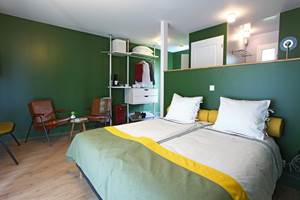 Chambre-double-classique-verte-Hotel-Lodge-La-Petite-Couronne