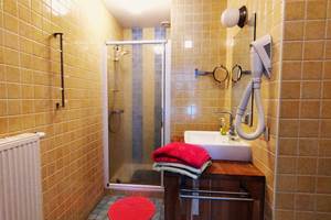 Salle de douches, wc, lavabo