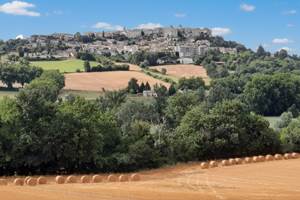 vue-village-lauzerte-perche-champs-bottes-foin-quercy-blanc-domaine-salamandre