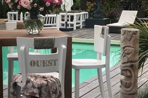 la terrasse autour de la piscine