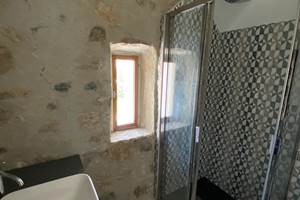 Au deuxième étage, une salle d'eau partagée à disposition des chambres en plus d'une salle de bain