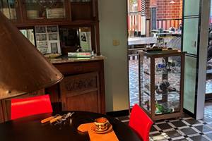 Collection de verre et vue sur la salle