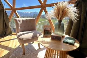 Salon cosy avec enceinte et sons de relaxation