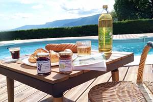 Petit-déjeuner local au Manoir du Colombier . Savourez un petit-déjeuner gourmand ,produits locaux :Grand Colombier .Gîte 4 étoiles – Séjour d'exception en Auvergne-Rhône-Alpes