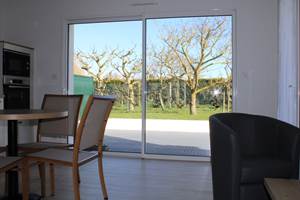 Living avec vue sur le jardin