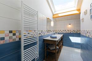 Salle d'eau étage, commune pour les chambres Capucine et Valentine, double vasque, douche spacieuse