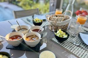 Petit-déjeuner maison au bord de la piscine pour bien démarrer la journée !