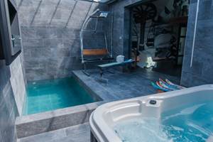 spa et piscine prive sous abri spa ouvert être ferme l'hiver Aigues Mortes