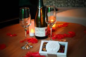 Romantique champagne petales chocolats La Male