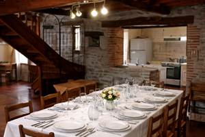 Le gîte Saint-Cirq-LaPopie salle a manger, marie à la perfection vieilles pierres, bois et authenticité.