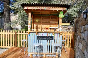 Le bar de la piscine au Cellier des Amis